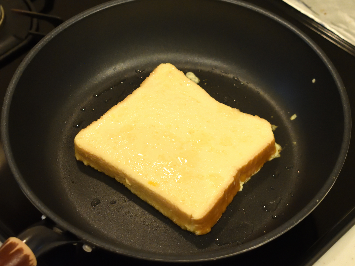 片面を焼いたあとにフタをして蒸し焼きにすると中まで火が通ります