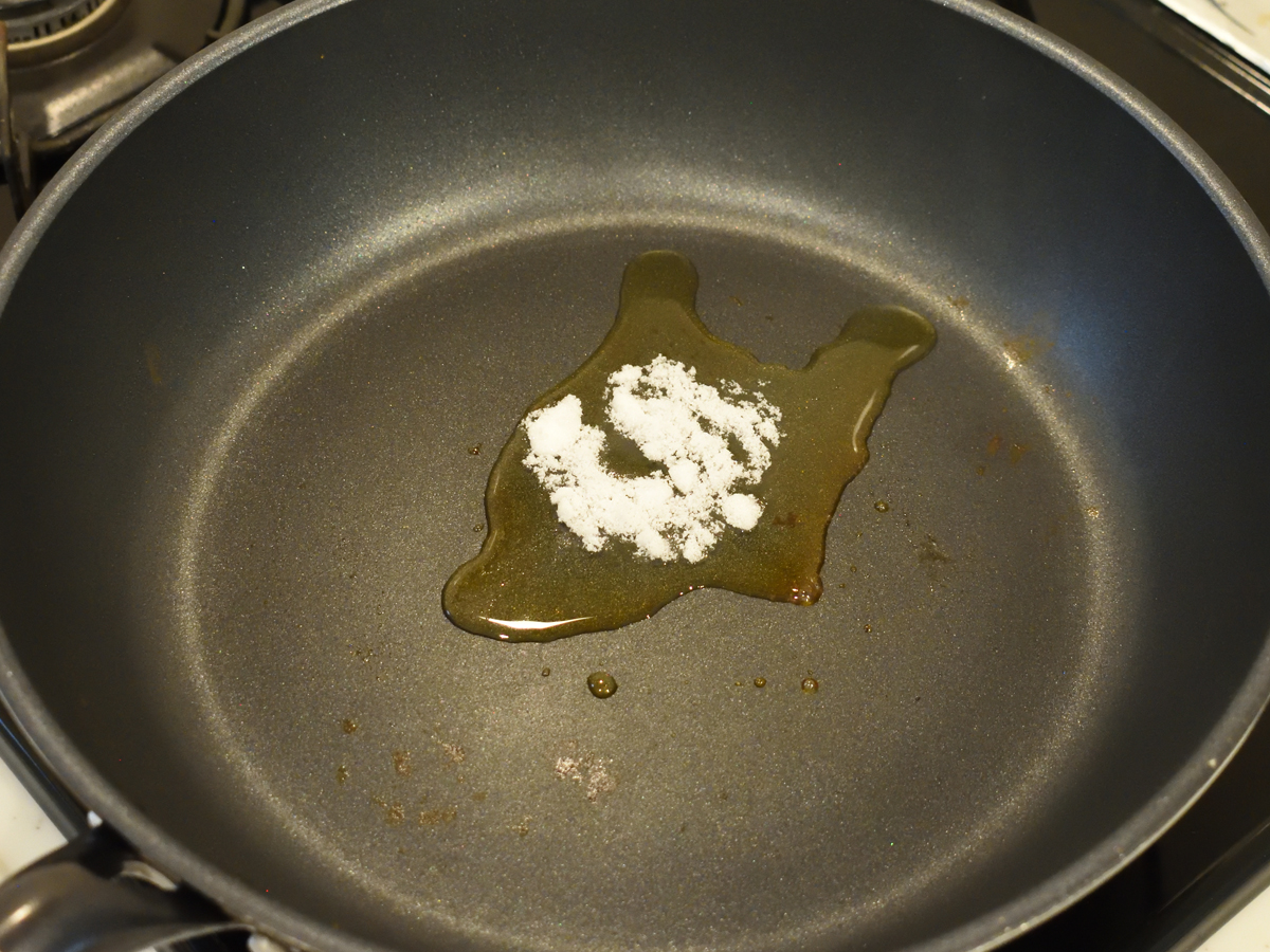 砂糖が溶けて少し茶色になったら、フレンチトーストを戻し入れます