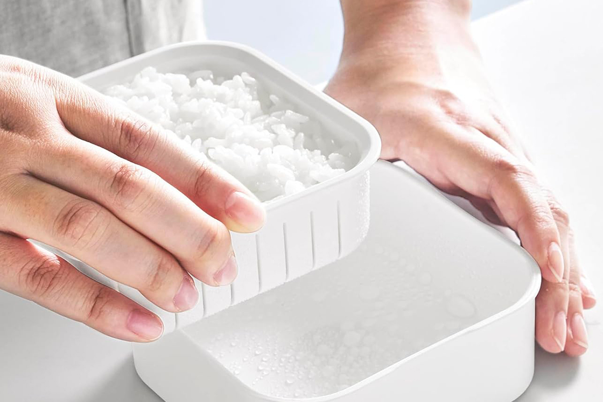 ごはんのべたつきを防いで美味しく温められるザル付きのごはん容器