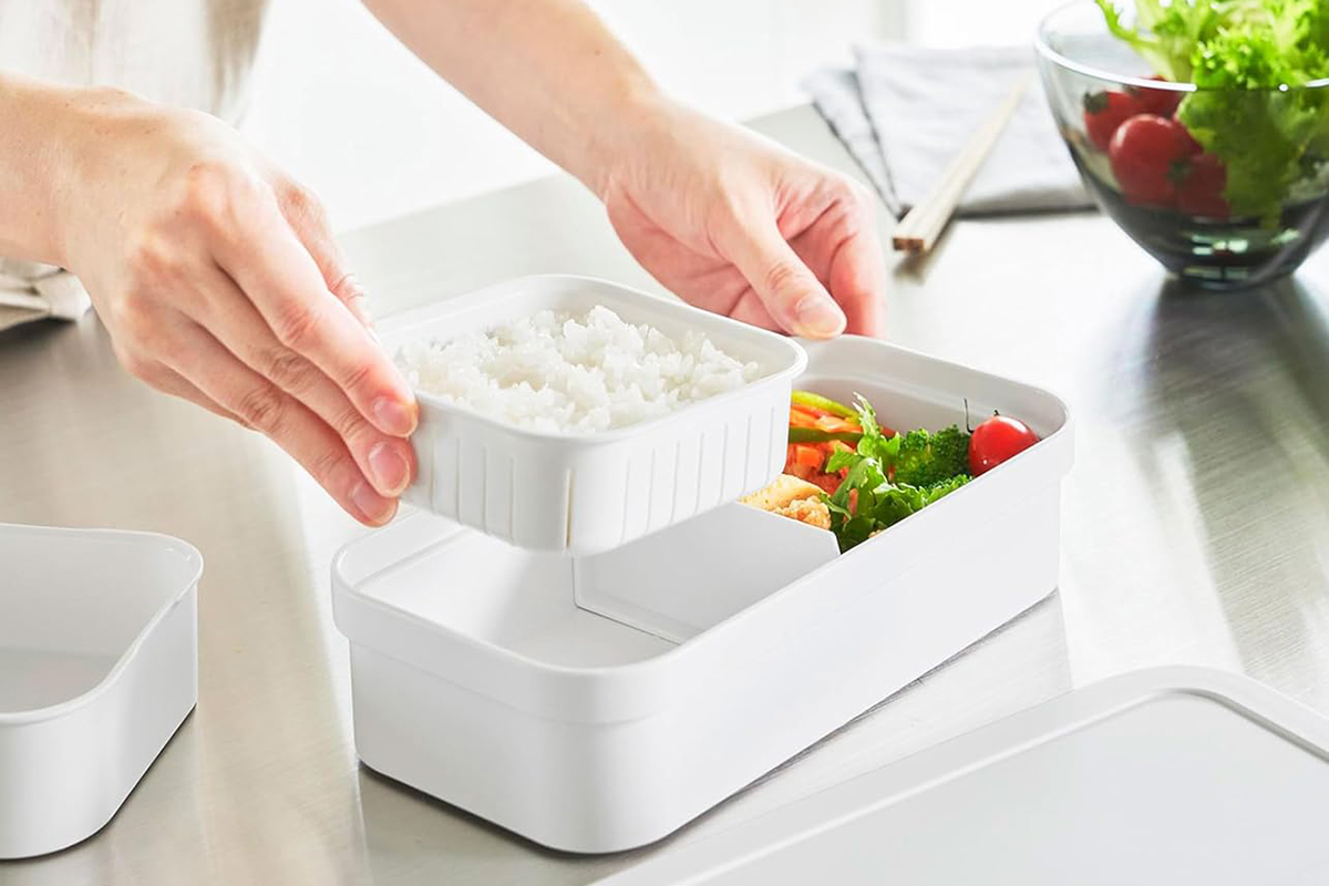 「冷凍ごはん容器&バルブ付き密閉ランチボックスセット タワー」のほか、「温まりやすい立つ冷凍ごはん容器 タワー 一膳 2個組」のザルをそのままセットできる