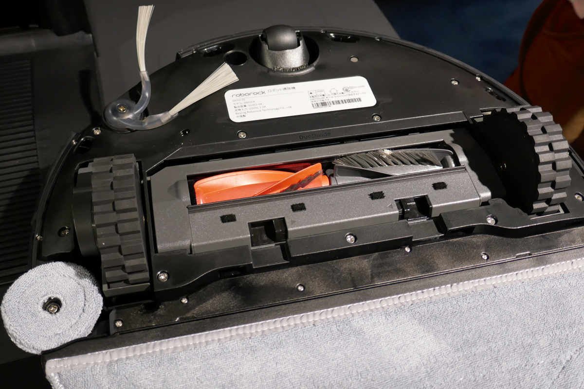 2つに分かれたらせん状のメインブラシを備える。左側の小さなドーナツ状のモップが「壁キワ用モップ」