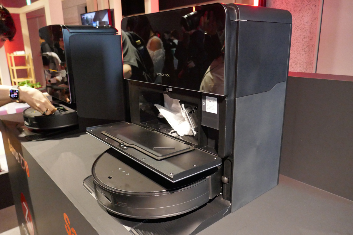 ドックには捨てる際にホコリが舞いにくい紙パックを備える