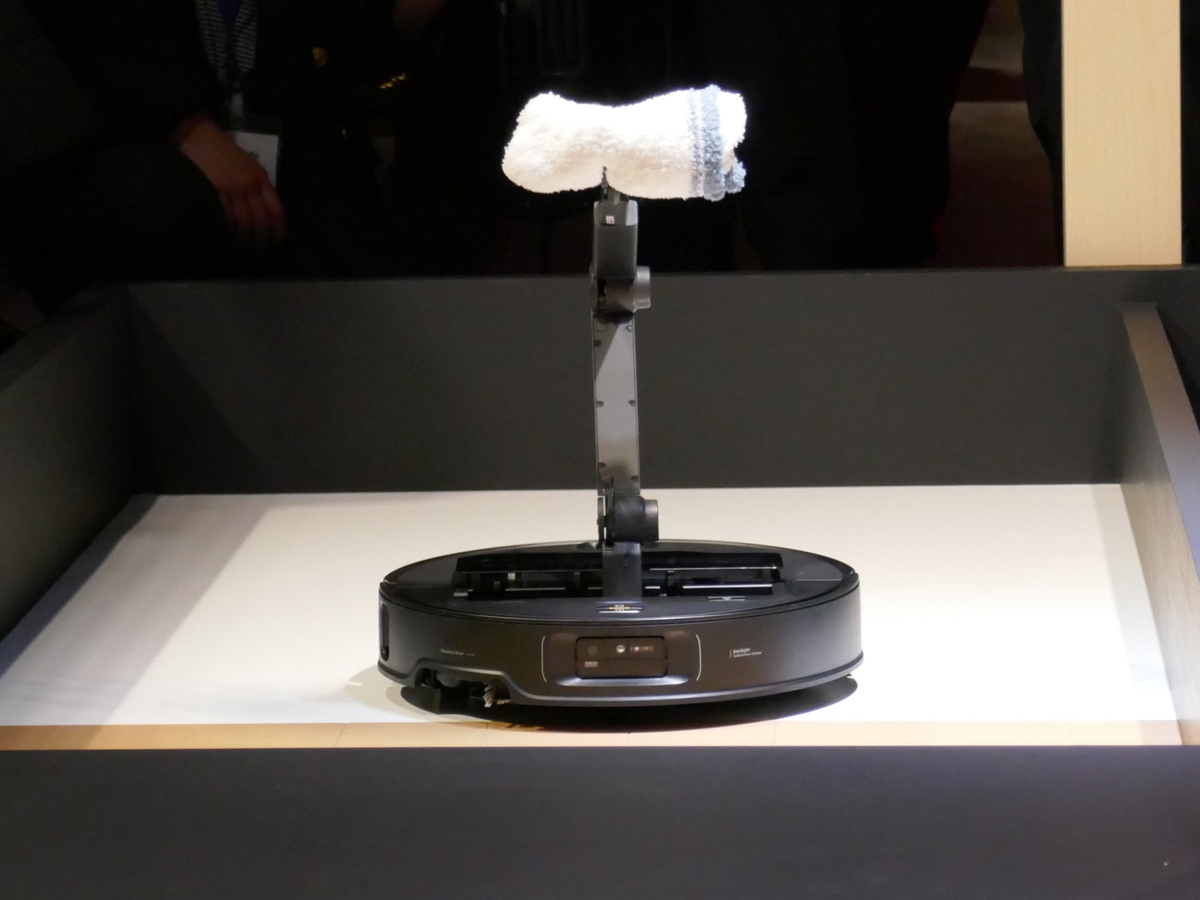 5軸のロボットアームを備えたロボット掃除機が登場