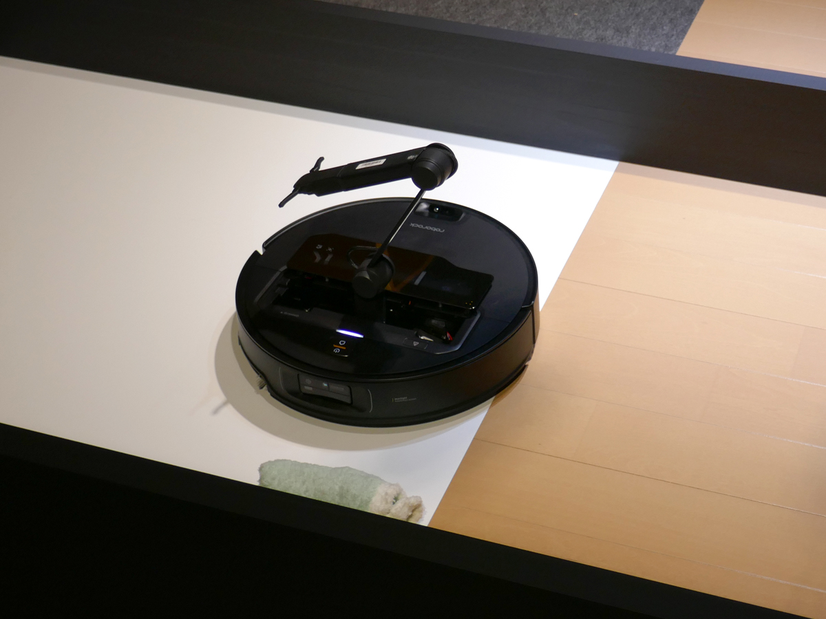 靴下を見つけると収納されていたアームが出てくる