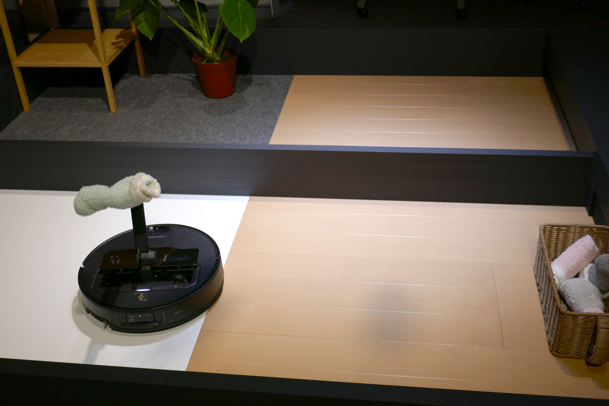 靴下をつかみ……