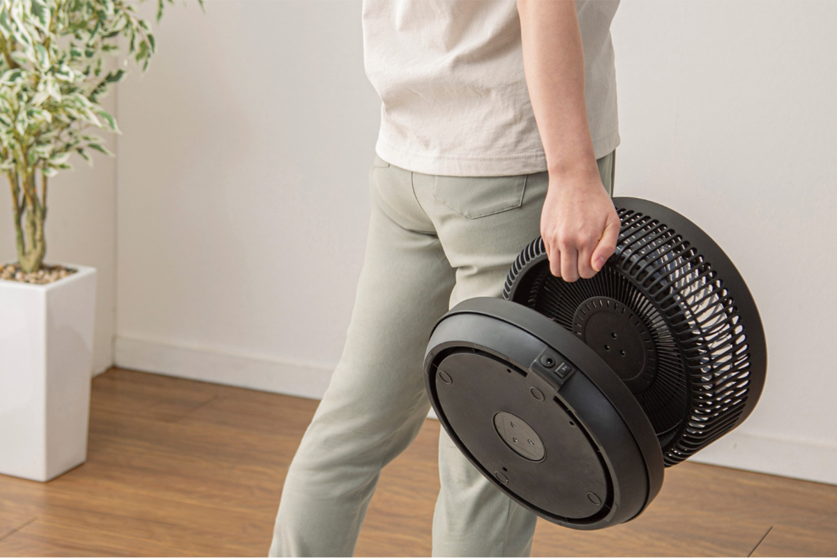 本体裏面に持ち手として機能する窪みが設けられている