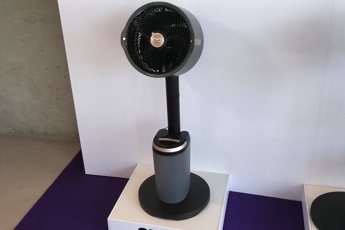 Shark FlexBreeze Pro Mistは本体とスタンド、水タンクの構成