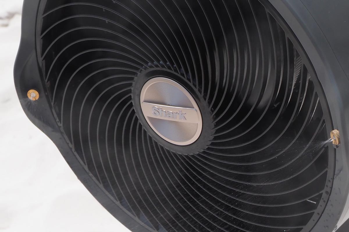 正面の左右にミストの噴射口を備える