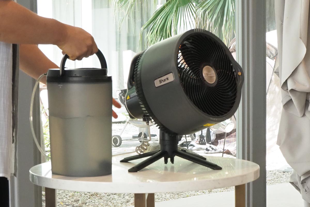 取り外したヘッド下部にある脚を開いて設置。卓上でも使いやすいサイズに