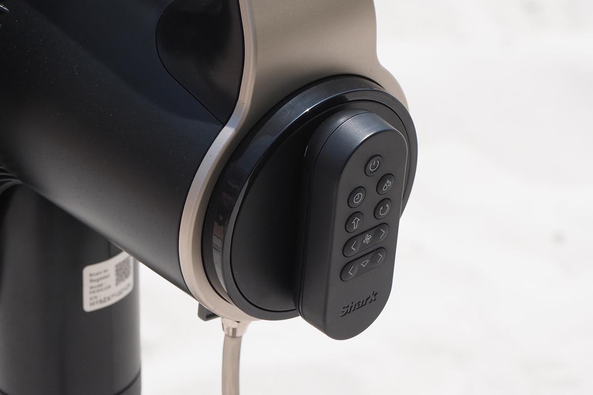 本体背面にリモコンをマグネットで脱着できるため、紛失しにくい