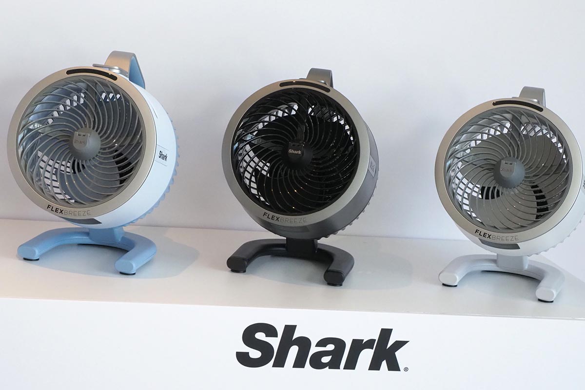 左からオンラインストア限定のブルー、通常カラーのグレー、ホワイト