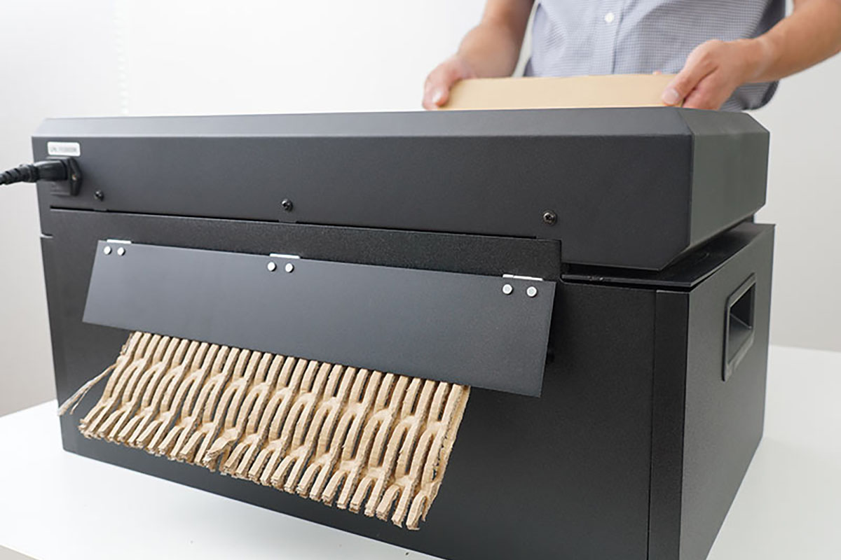 廃棄予定の段ボールを再利用して、梱包用の緩衝材を製造できる