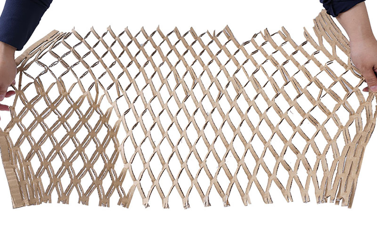 段ボールを網目状に裁断する