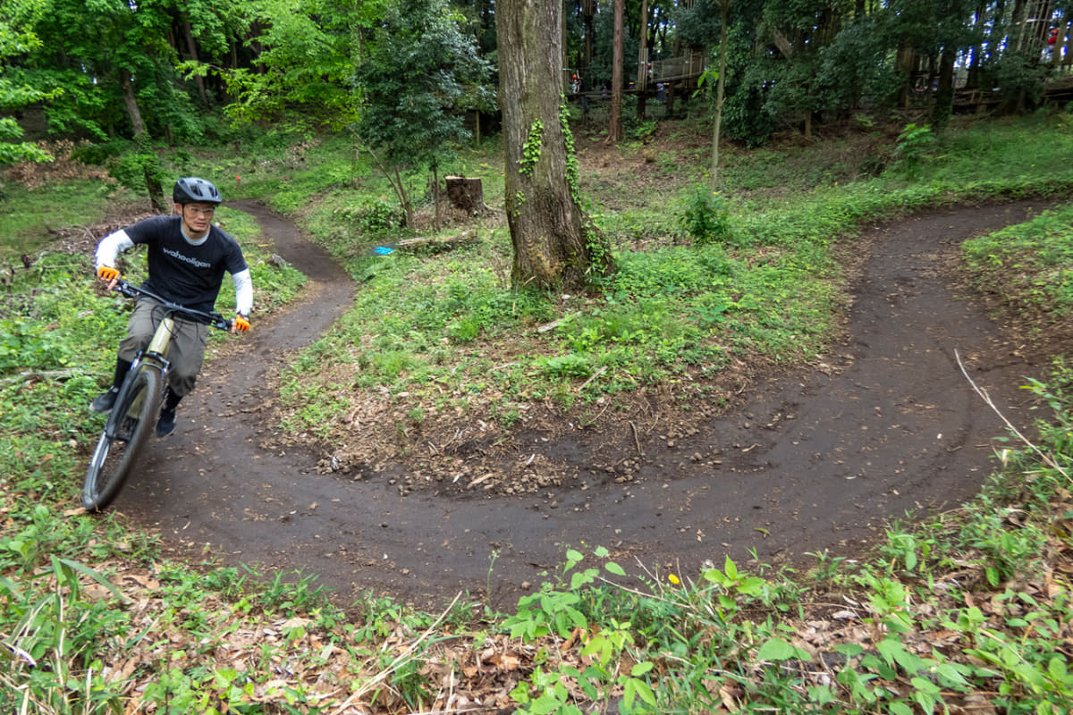 上りながらの急コーナーセクションや……