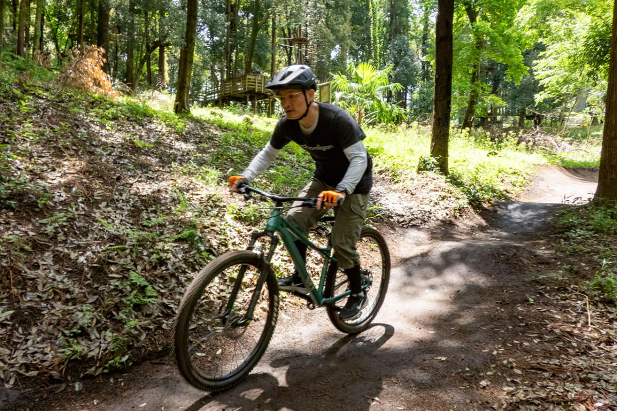 楽しいはずのジャンプスポットでなんだか疲れ顔