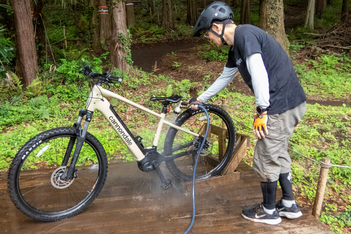 車体の泥を洗い流せる洗車場も完備