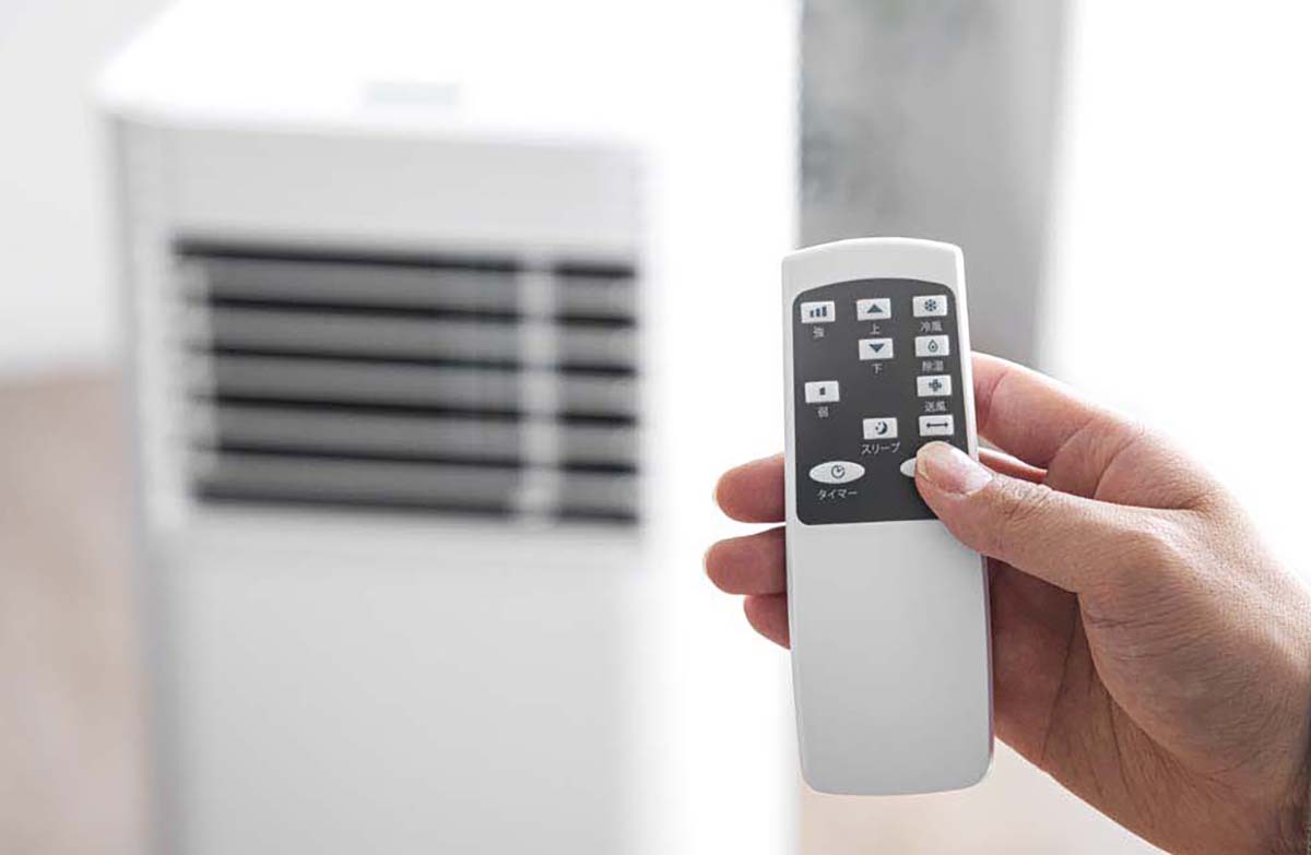 少し離れたところからでも操作できるリモコン付き