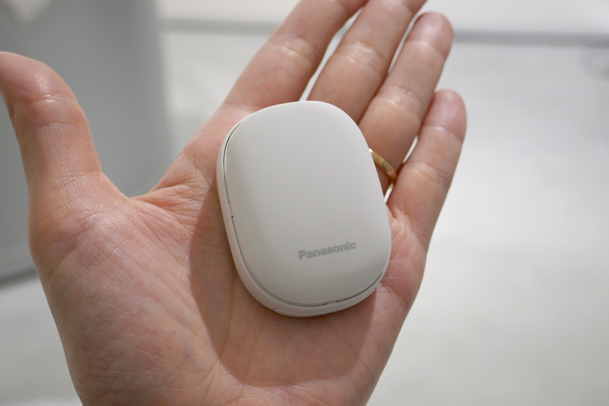 パナソニックが体調ナビゲーションサービス「RizMo」を展開。写真は新開発のウェアラブルデバイス「リズムモニター」