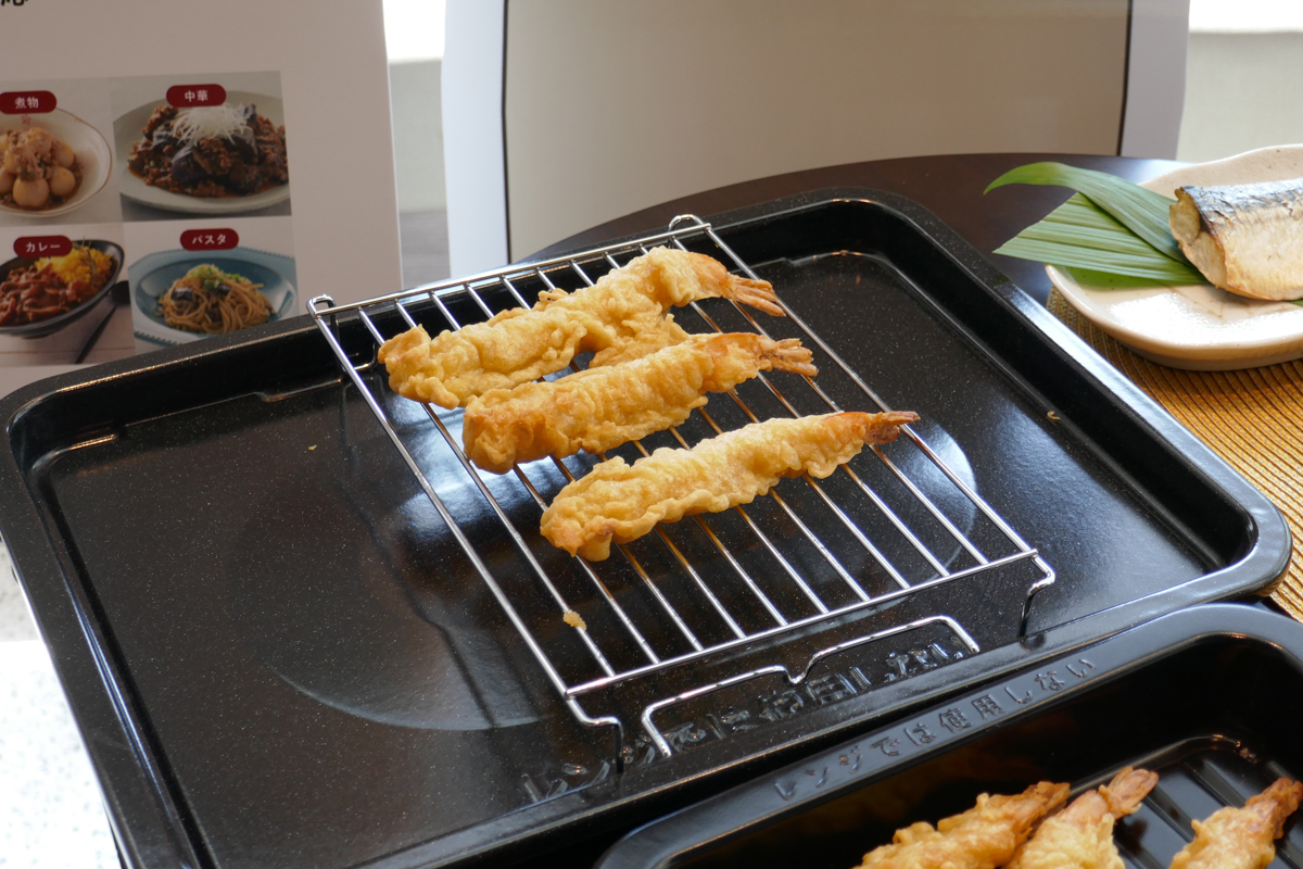 従来は角皿を焼網を使用する必要があった「ヘルシオあたため(おいしさ復元)」