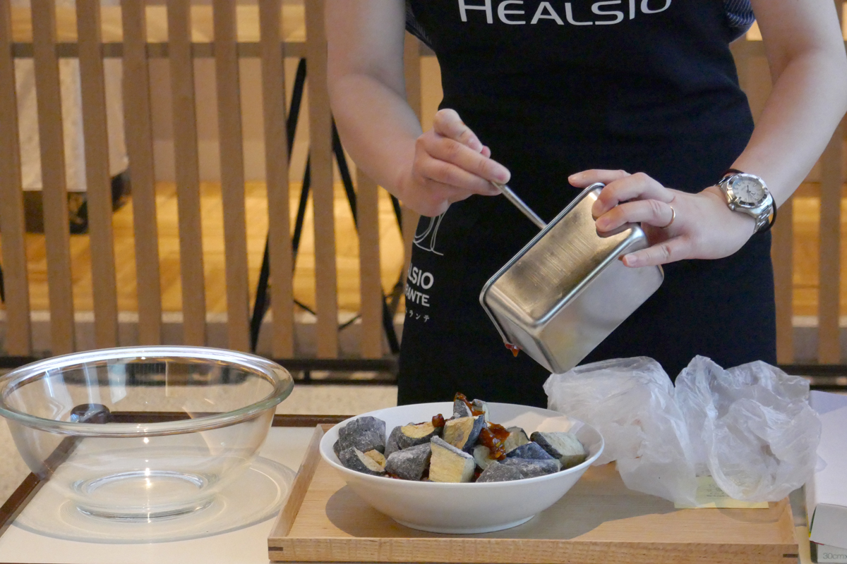 冷凍食材にも対応する「らくチン1品」。冷凍なすを使って簡単に麻婆なすが作れる。お皿で調理すれば洗い物も少ない