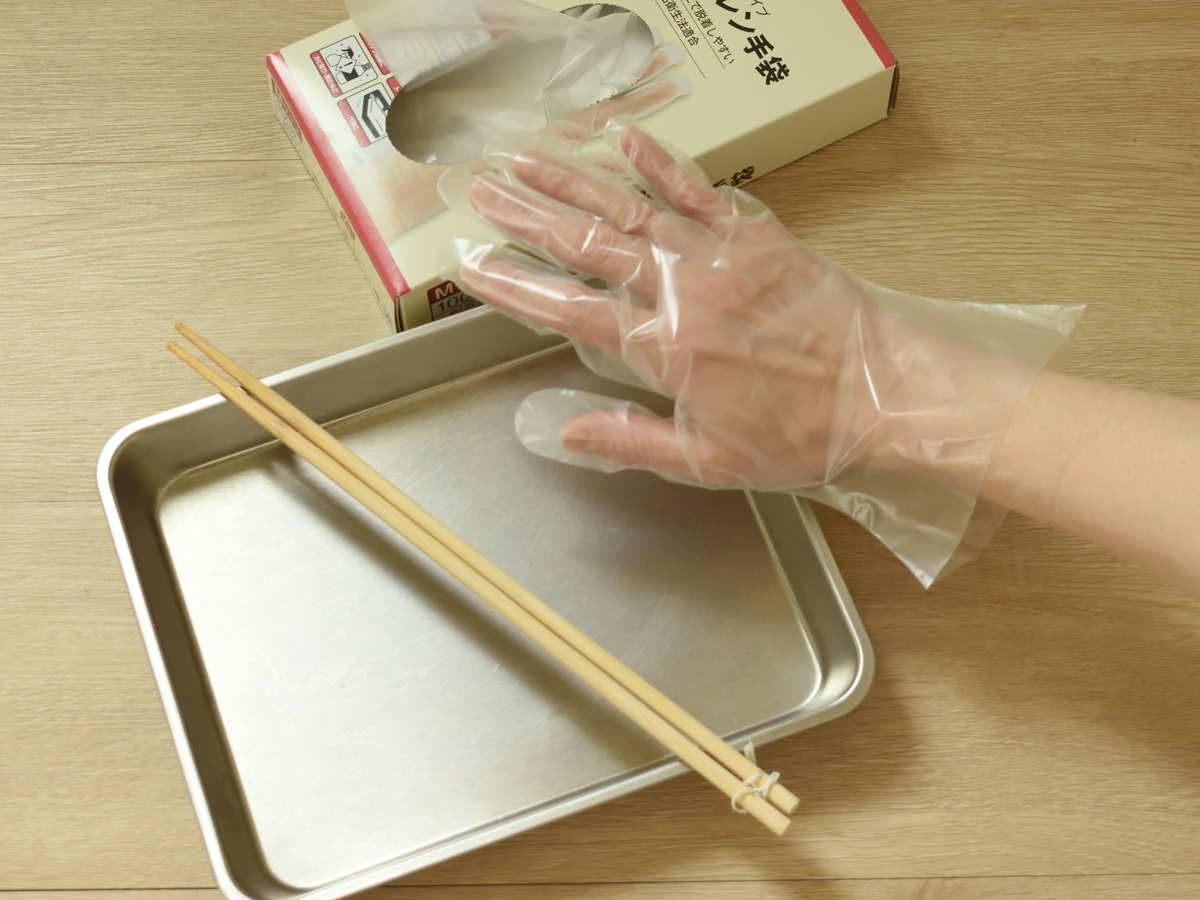 手袋や菜箸などを利用し、食品に直接手が触れないようにしておかずを詰めます