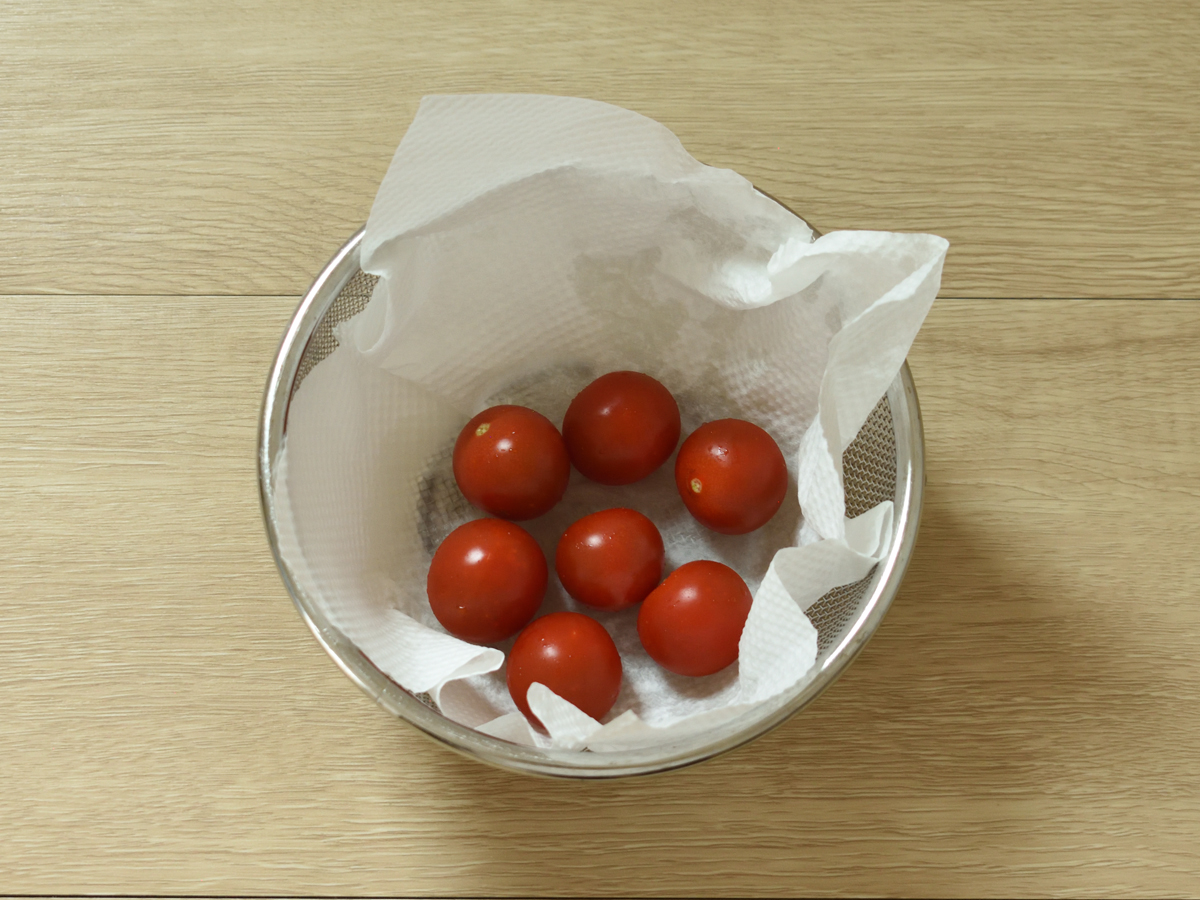 トマトはヘタを取ってよく洗い、水気を拭き取ります