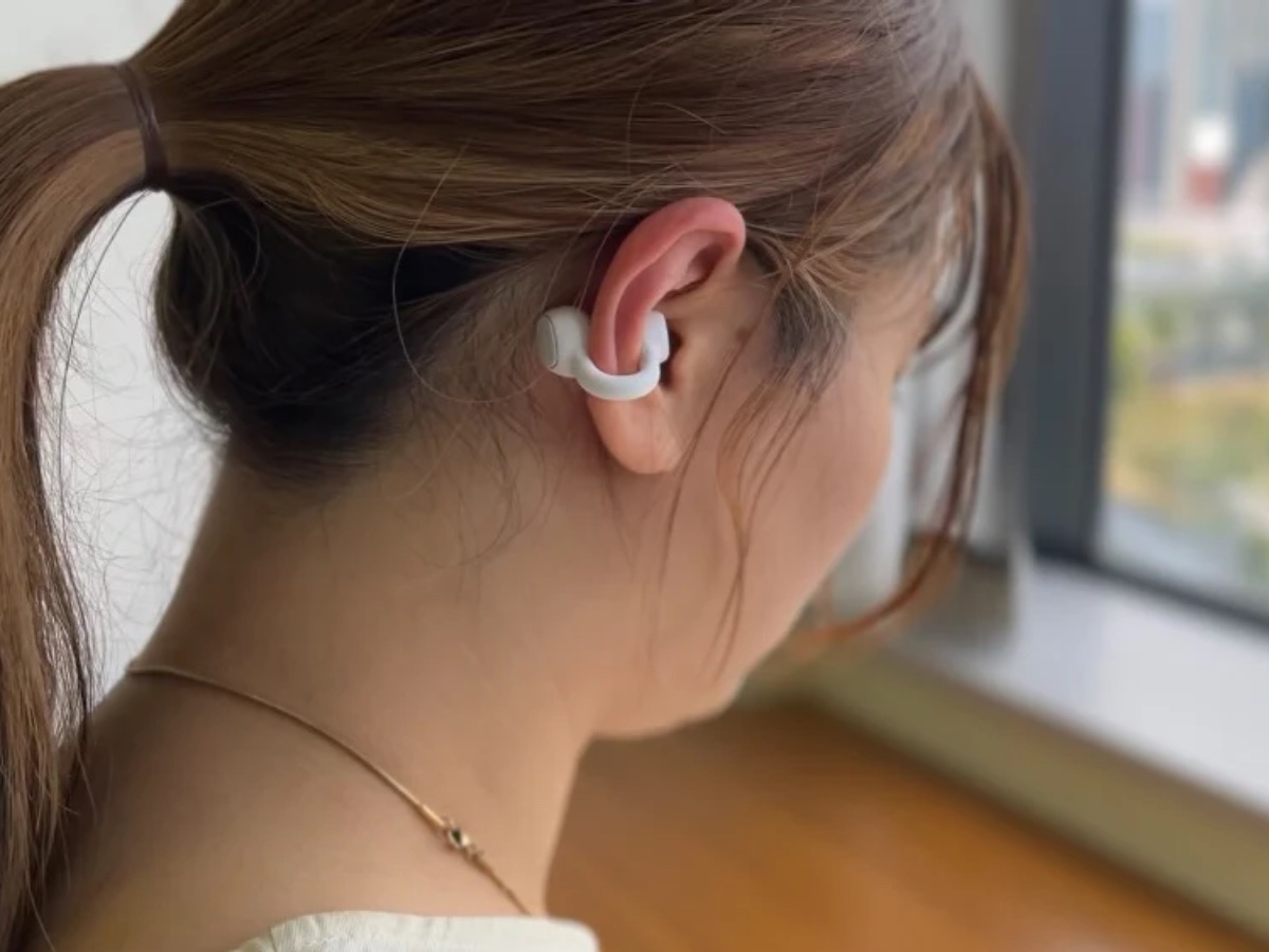 耳を塞がないため外部の音も聞き取れる(写真は前モデルCHE-645)