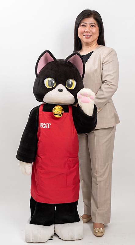 同社代表の中川友紀子さんとネコ店長「RIC90」(前モデル)