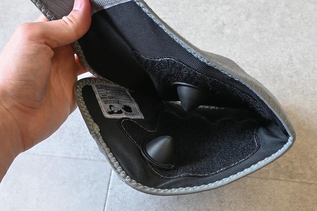 前後から手を挟み込むように握手パーツをセット