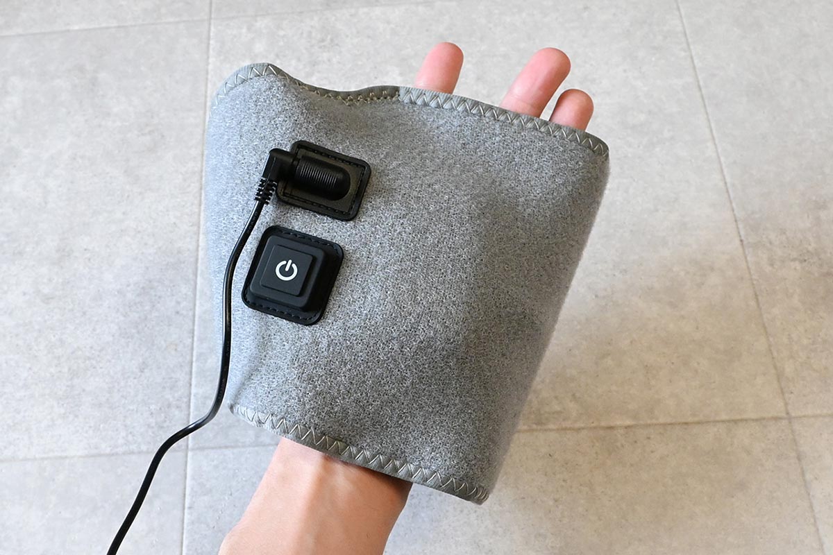本体を手に巻き付けて固定したら準備OK。電源ボタンを押すごとに、「オフ」「弱」「中」「強」の順で切り替わる