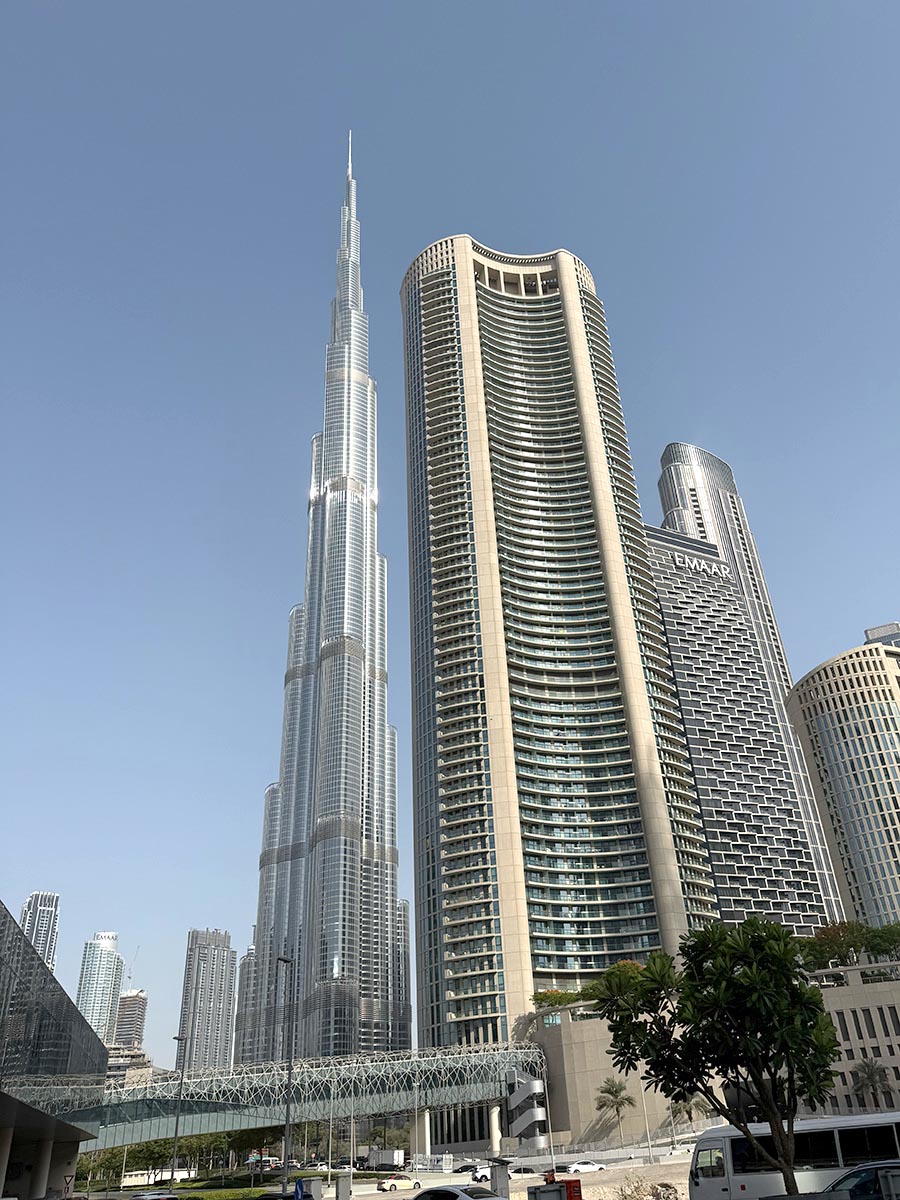ドバイの有名なランドマーク、超高層ビルのブルジュ・ハリファがそびえ立っています