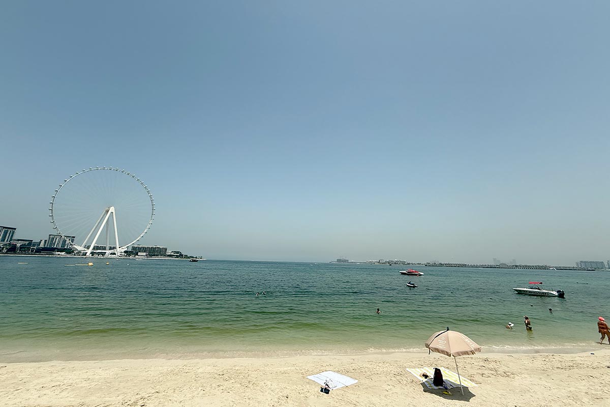 ドバイマリーナ地域のビーチ。カメラを向けていない方は、海水浴を楽しむ多くの観光客で賑わっていました