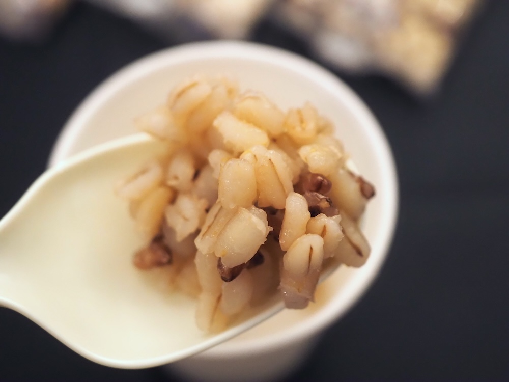 炊きあがった麦ごはんを試食