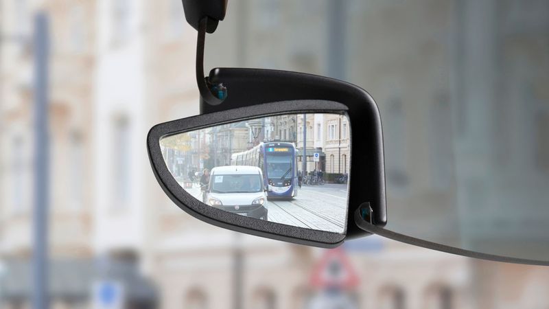 ミラーの見え方のイメージ。日本販売モデルは左側通行仕様(右側ミラー)