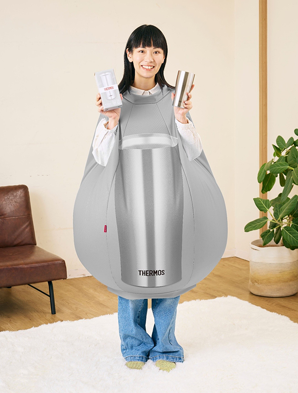 「着るタンブラー」ビーズクッションが当たる