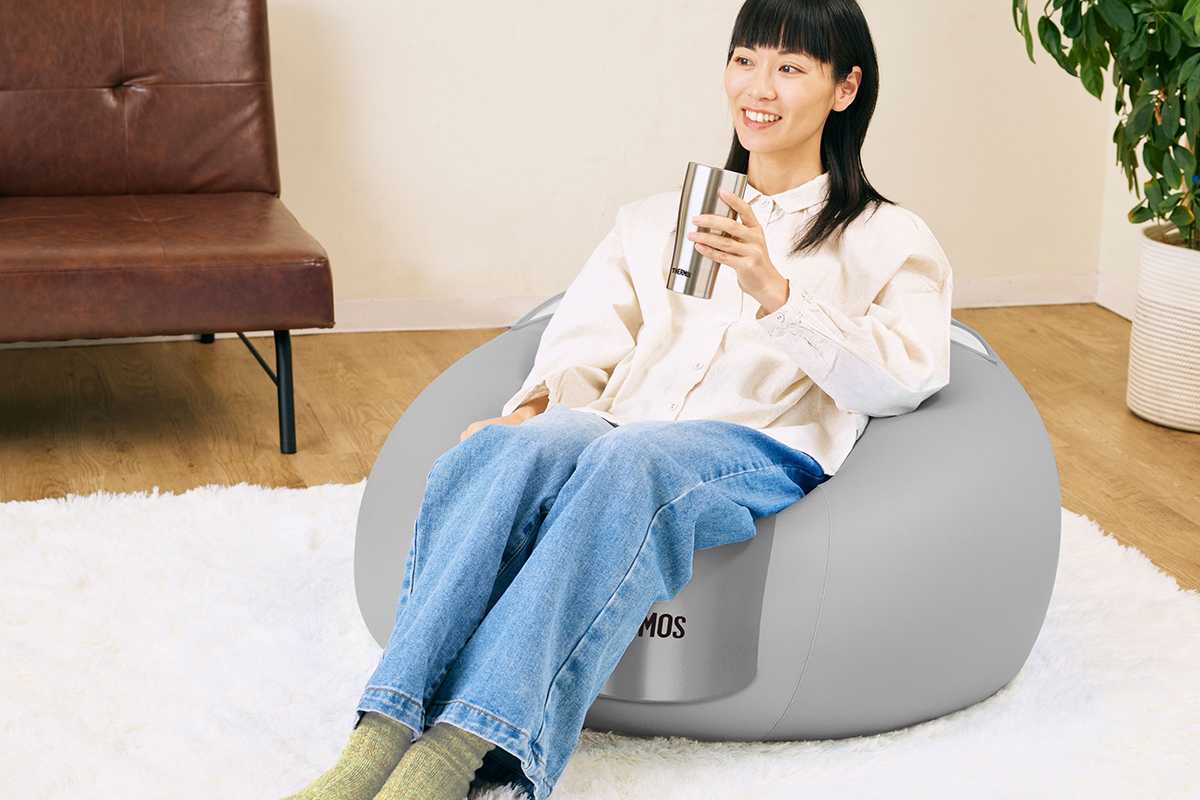 「着るタンブラー」ビーズクッション。座った様子