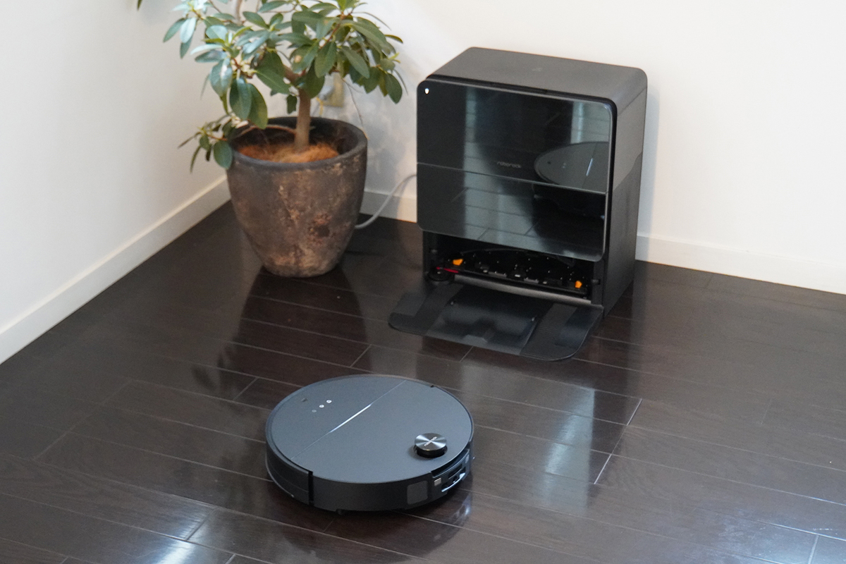 いままで難しかった低い家具の下まで入り込む「Roborock Saros 10」。「Saros」とはロボロックのプレミアムモデルに冠されるシリーズ名です