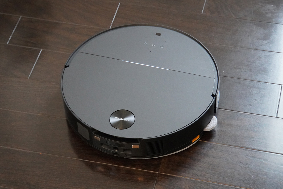 ロボット掃除機本体のサイズは350×353×79.8mm(幅×奥行き×高さ、レーザー収納時)。マットでシンプルな高級感あるデザインです