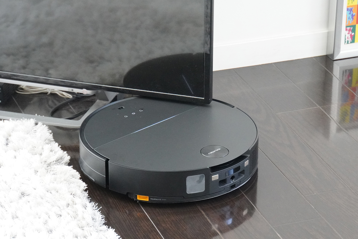 床に直置きしているテレビの下もレーザーを格納してしっかり掃除していました。掃除の様子を見ていると家のなかには意外と「背の低い隙間」があるものです