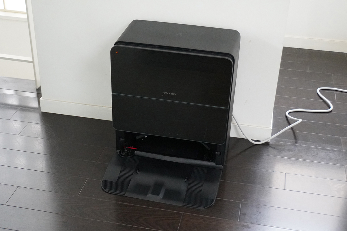 ドックのサイズは409×440×470mm(幅×奥行き×高さ)。給水・排水が可能なドックは上部がタンクむき出しのことも多いのですが、本製品はタンクを隠すカバーがついてよりインテリアを邪魔しないデザインになりました