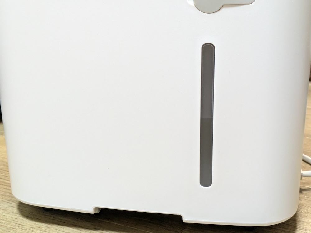 排水タンクは本体下部にある。どれだけ溜まったかは水位窓で確認できる