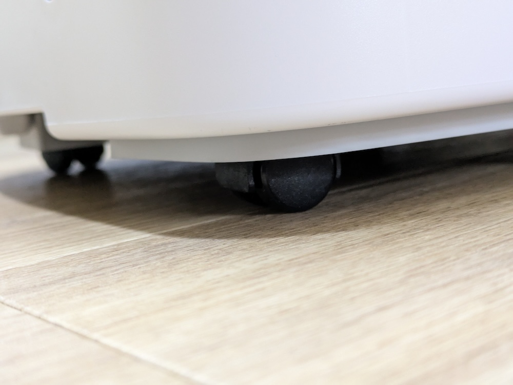 本体底部にキャスターがついているので、ラクに移動できる