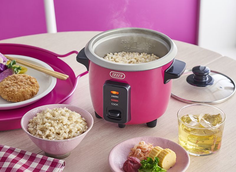 Toffy ミニ炊飯器 K-HRC1。カラーはチェリーピンク