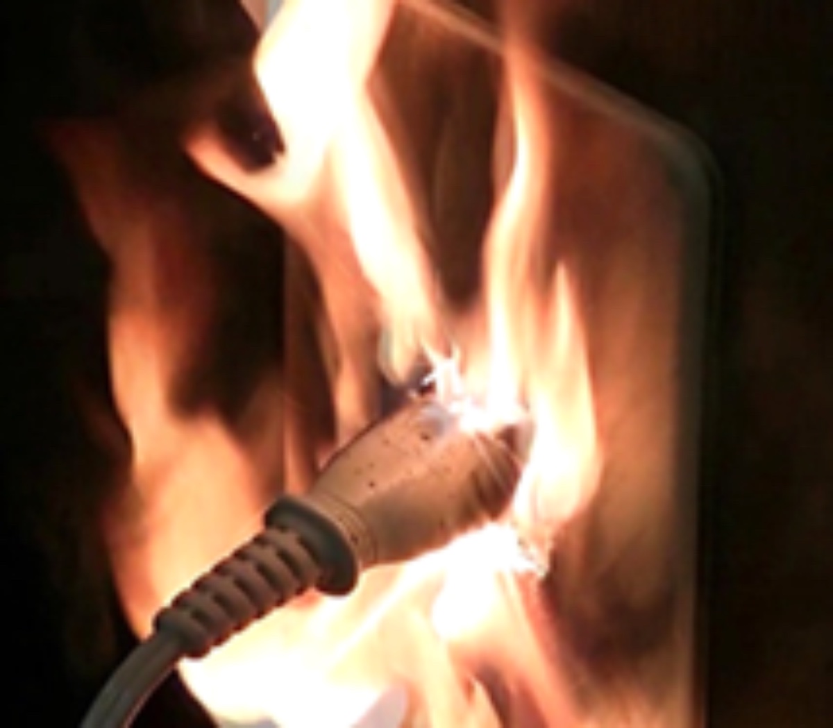 トラッキング現象での発火イメージ