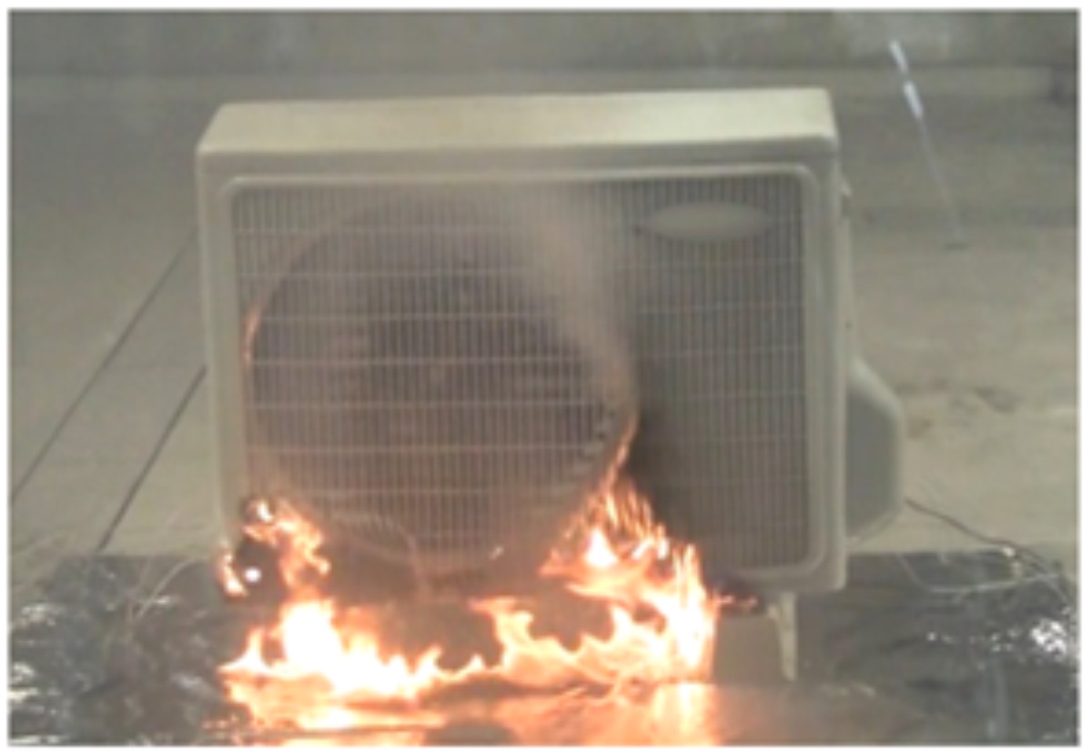 外火によりエアコン室外機が燃える様子(イメージ)