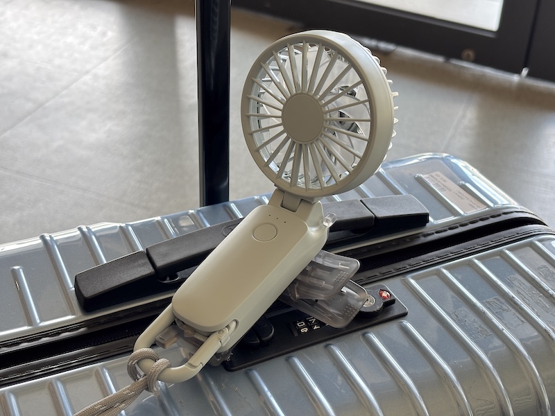 リズム「Silky Wind Mobile 3.2」。実売価格は3,278円。本体を横に寝かせてファン部を起こせば、据え置きのファンとしても使える