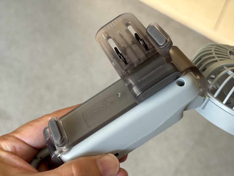 別売の「日傘クリップ」(実売価格660円)は、本体の背面にカチッとはまる。対応する日傘のシャフトは直径5～14mm