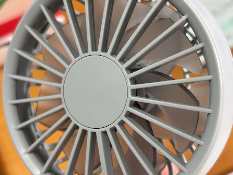 2枚の羽根を逆向きに回転させる「2重反転ファン」を採用