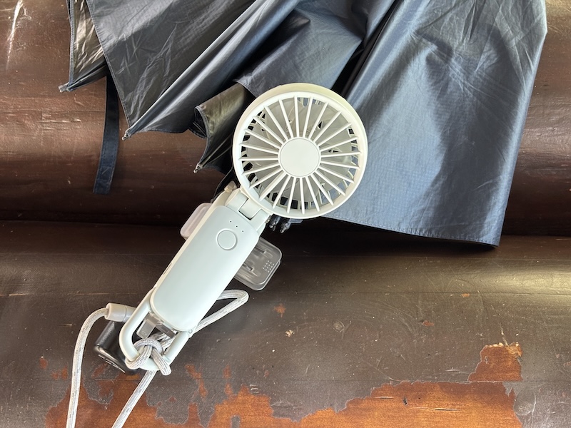 取付位置を変えれば、日傘を折りたたんだときでも、そのまま使える