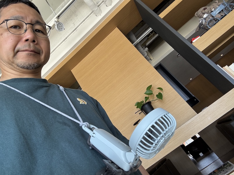 カラビナと付属のストラップを使えば、従来の首下げスタイルも可能。電車での移動中など屋内でも使いやすい